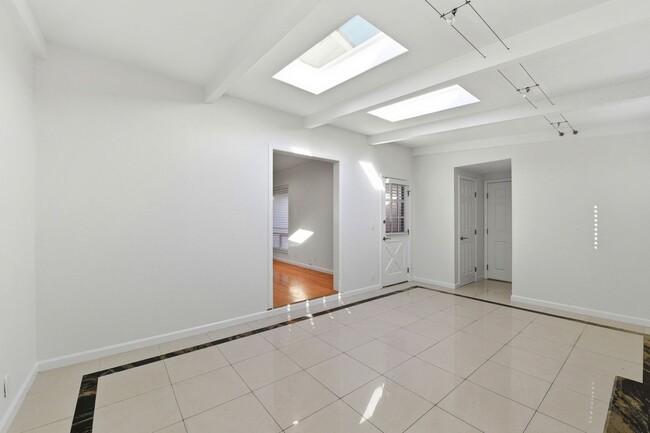 Building Photo - Move-In Ready Blossom Hill Gem – New Bathrooms and many upgrades!