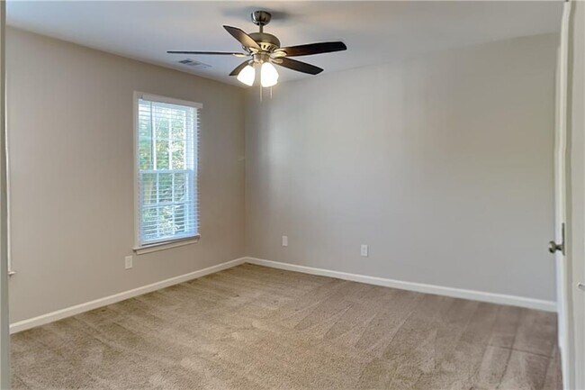 Building Photo - 5025 Oak Hollow Dr NW