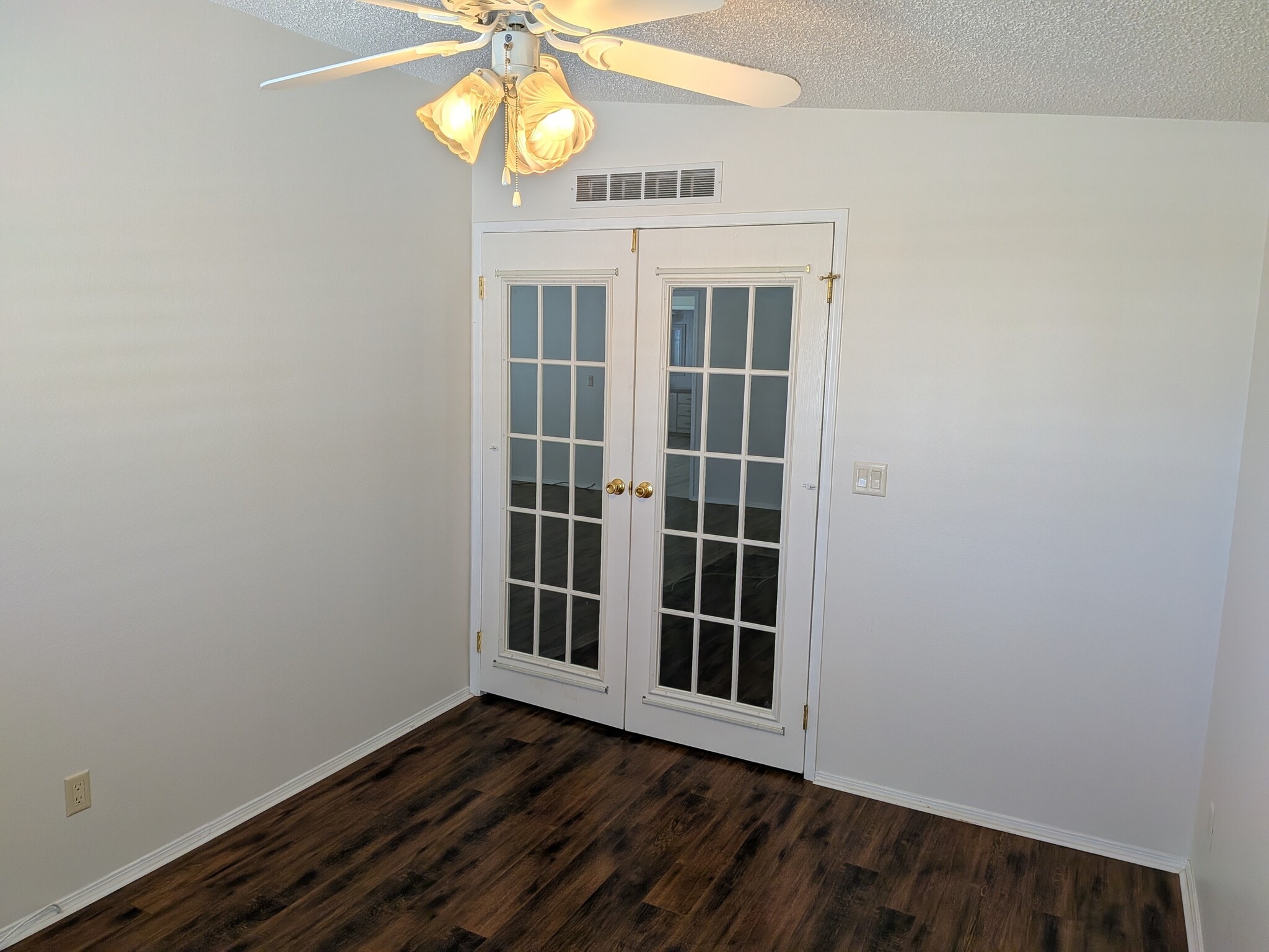 Building Photo - 215 Tiger Lilly Dr