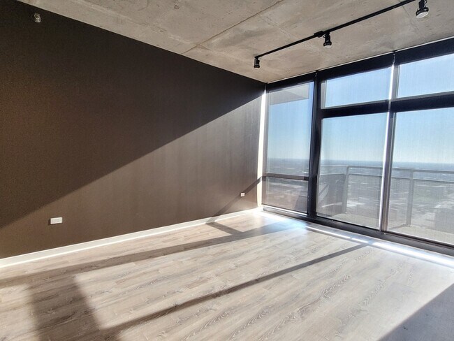 Building Photo - 235 W Van Buren St