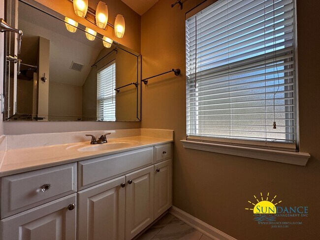 Building Photo - Lakefront home with Enclosed pool centered between Eglin and Hurlburt