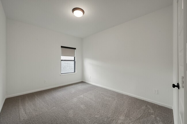 Building Photo - 647 Sand Branch Dr