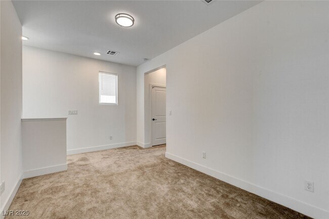 Building Photo - 1305 Azure Jay Ave