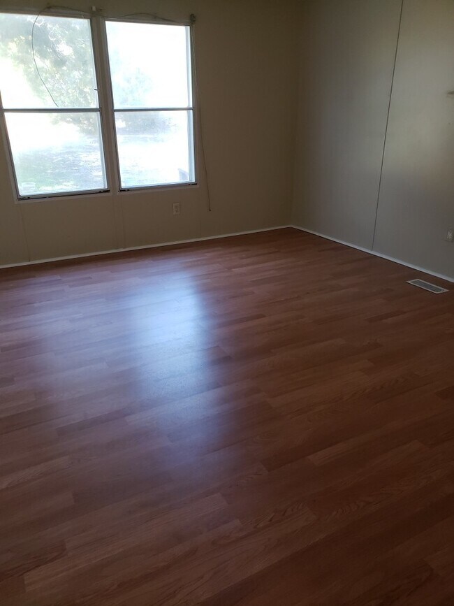 Building Photo - New on Market!