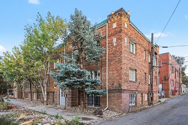 Building Photo - Walkable Capitol Hill Condo | Parking Included