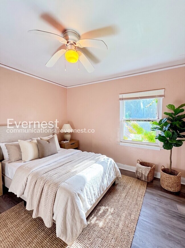 Building Photo - 3 Bed/1 Bath Home with Off-Street Parking / Pet-Friendly / Vouchers Accepted / Available Now!