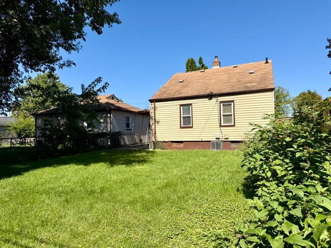 Building Photo - 2190 Sonoma Ave