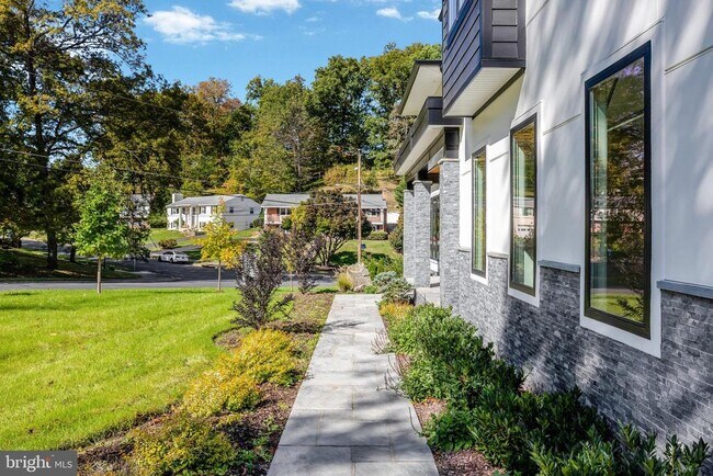 Building Photo - 6226 Kellogg Dr