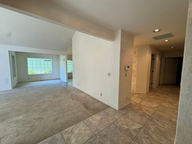 Building Photo - Hucrest home with 3 car garage