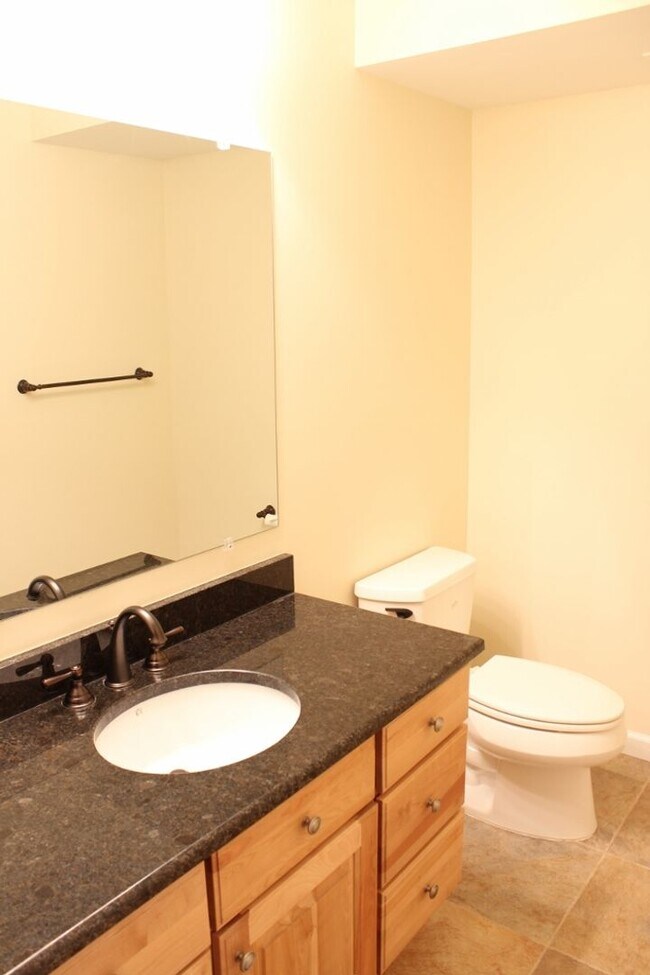Building Photo - Beautiful 3 bed 2.5 Bath End Unit Brick To...