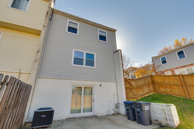 Building Photo - Spacious end-unit three-level townhome featuring 2 bedrooms and 2.5 bathrooms