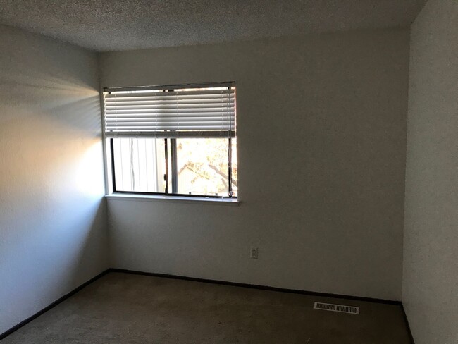 Building Photo - 3 bedroom condo in a great location