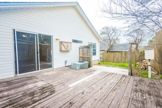 Building Photo - 2060 Cambridge Cir