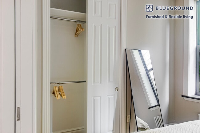 Building Photo - 246 Mott St