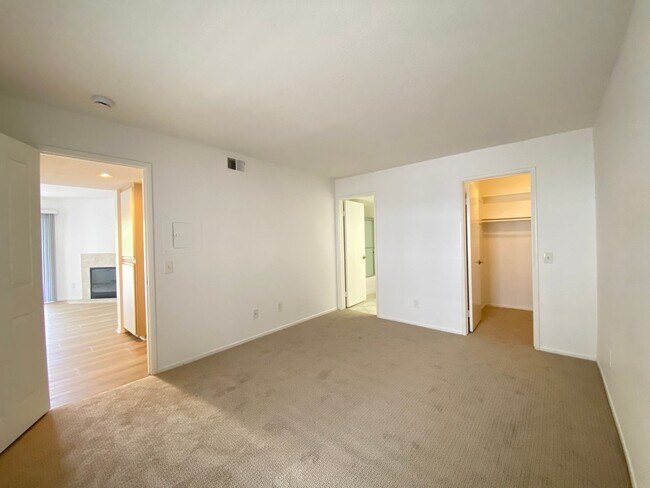 Building Photo - Bright 2 Bedroom Condo in Oceanside!