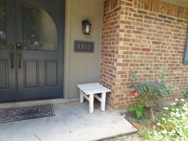 Building Photo - 2315 NE Village Dr
