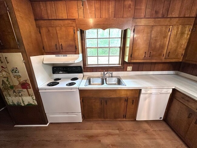 Building Photo - 3 Bedrooms, 2 Bathroom - House in North Rome!
