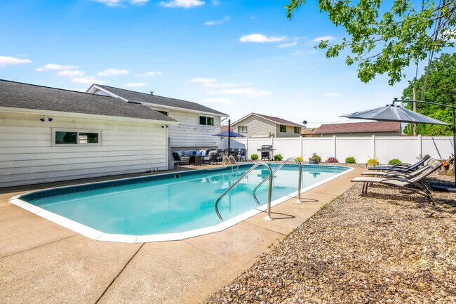 Building Photo - 8910 Cambridge Dr