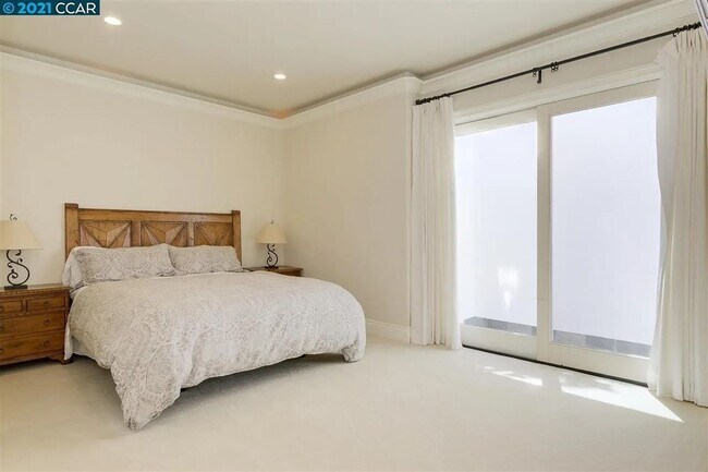 Building Photo - Beautifully Updated 5-Bedroom Home in Prim...