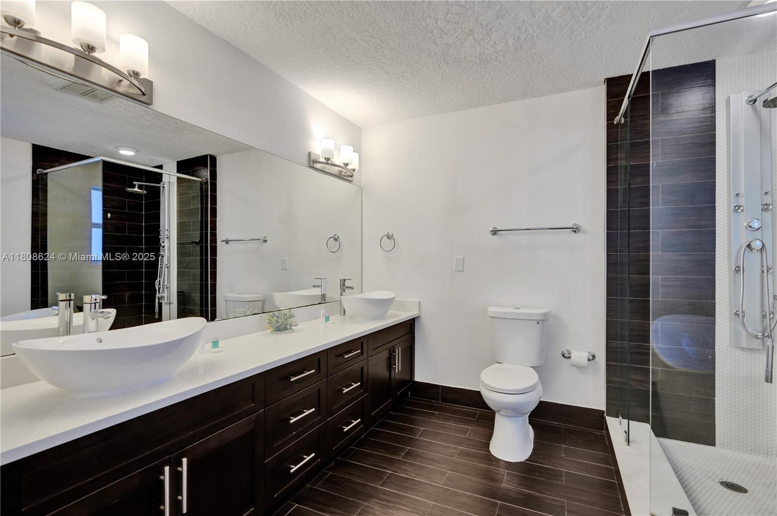 Building Photo - 3100 NE 56th Ct