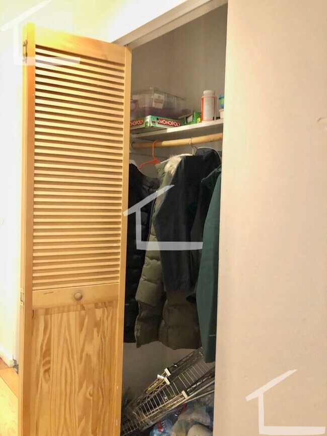 Building Photo - No Brokers Fee, Large 3 Bedroom in South End, Eat-in Kitchen, Dishwasher, Laundry on a Site