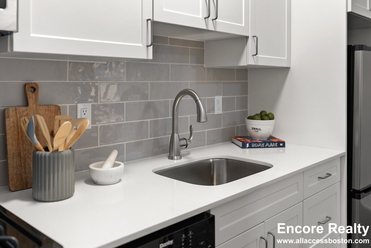 Building Photo - 81 Park Dr