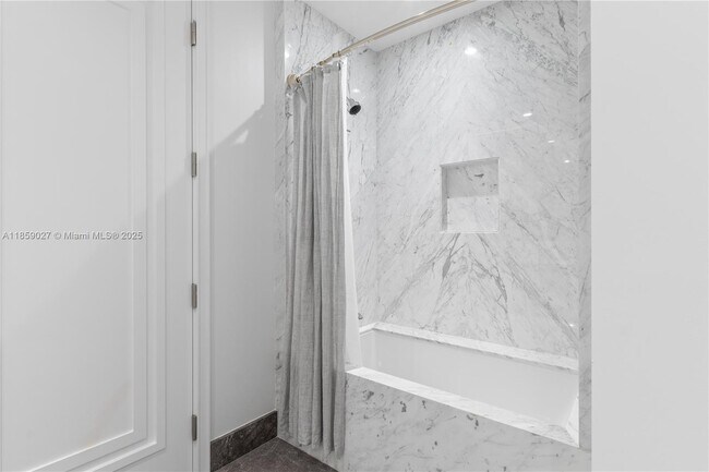 Building Photo - 17901 Collins Ave