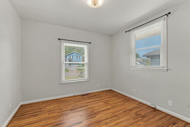 Building Photo - 634 James Ave