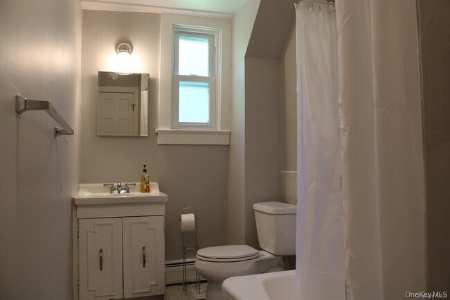 Building Photo - 2 Pelham Ave