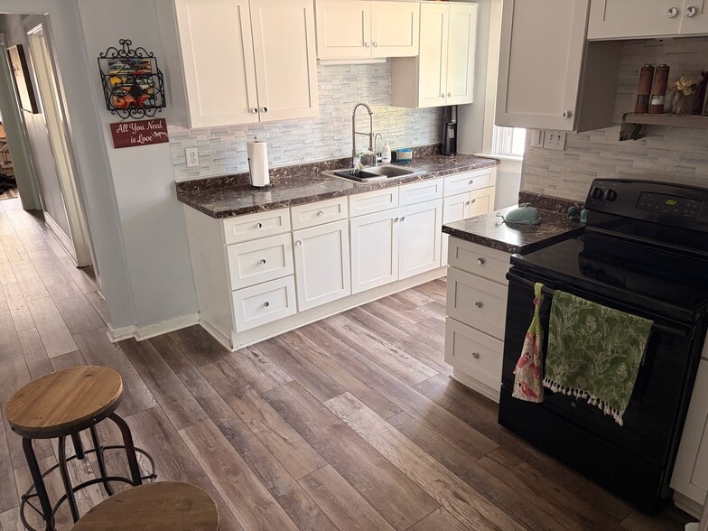 Kitchen - 2762 N Oakland Ave
