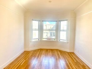 Building Photo - Richmond Dist. Bright 1 Bed/! Bath Flat w/ Hardwood Floors and Walk In Closets
