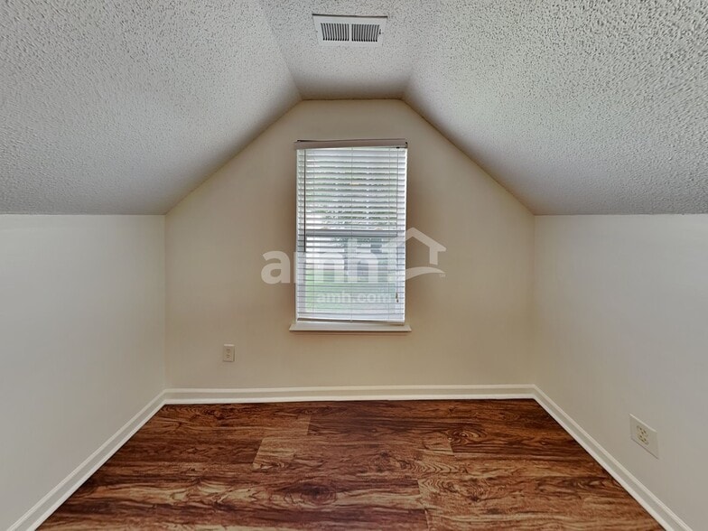 Building Photo - 147 Peterborough Dr