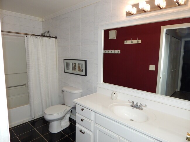 Building Photo - 2413 Silverstone Dr