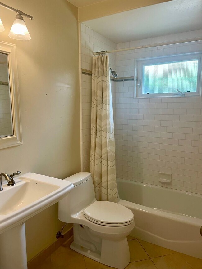 Building Photo - Carpinteria 3 Bedroom House - Available Au...