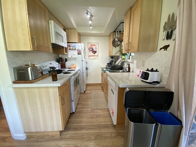 Building Photo - Spacious 2-Bedroom Townhome in Fairhaven with Spacious Fenced Yard