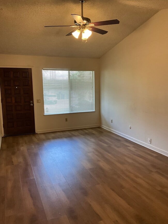 Building Photo - NICE 2 BEDROOM DUPLEX!