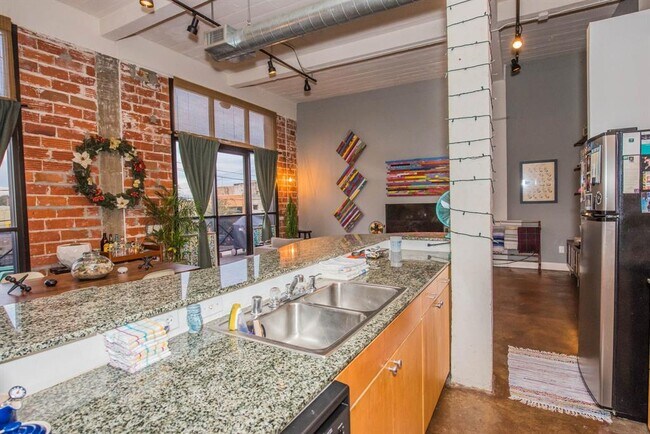 Building Photo - 915 N San Jacinto St