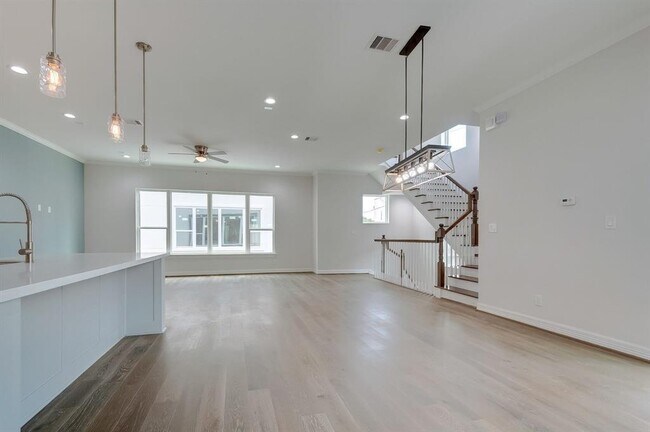 Building Photo - 5528 Larkin St