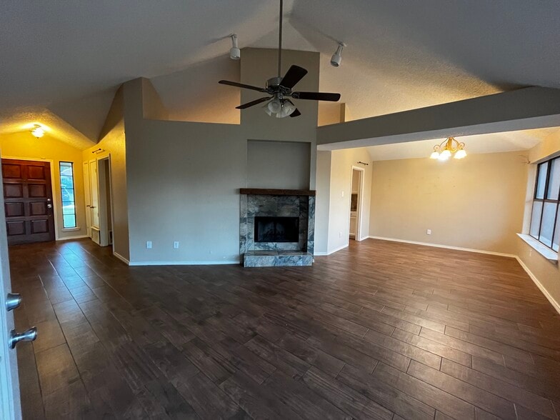 Building Photo - 1522 Sunswept Ter