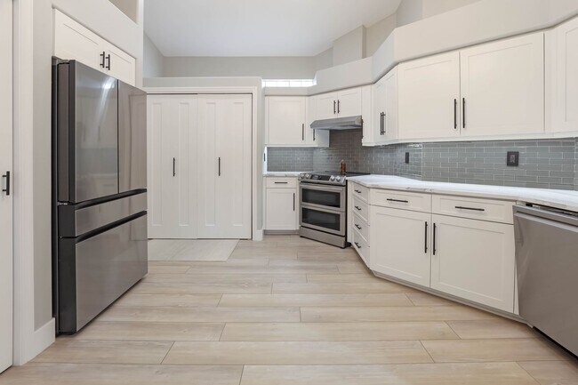 Building Photo - Pet-friendly, Newly Remodeled 2bd/2bth in Palmer Ranch