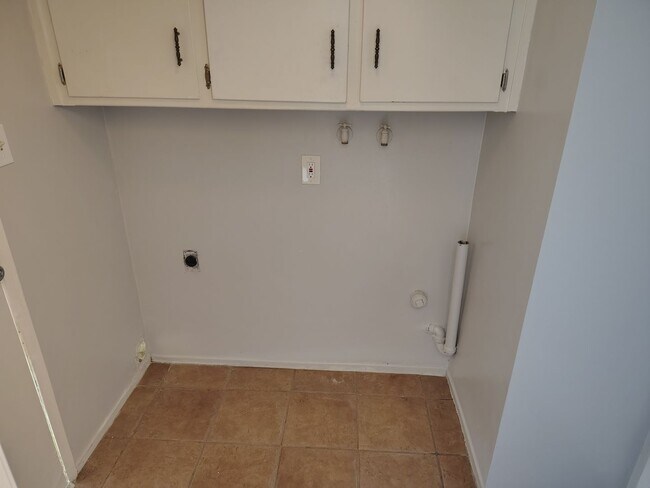 Building Photo - Spacious 3 bedroom 2 bathroom townhouse in Central Bakersfield!