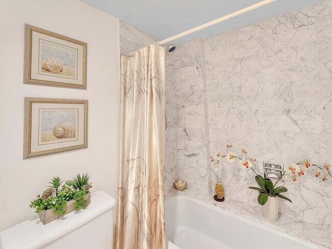 Building Photo - 1150 Hillsboro Mile