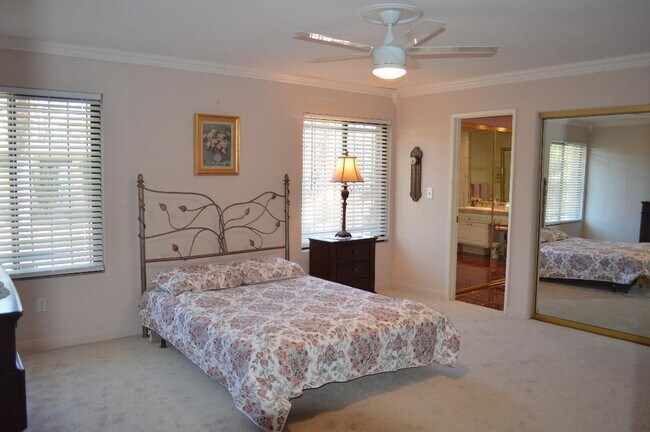 Building Photo - 2288 Oakcrest Dr