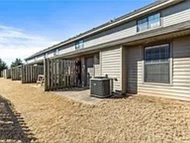 Building Photo - Beautiful 2 bed, 2.5 bath Townhome - MOVE ...