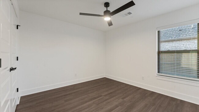 Building Photo - "Charming Farmington Retreat: Spacious 3-B...