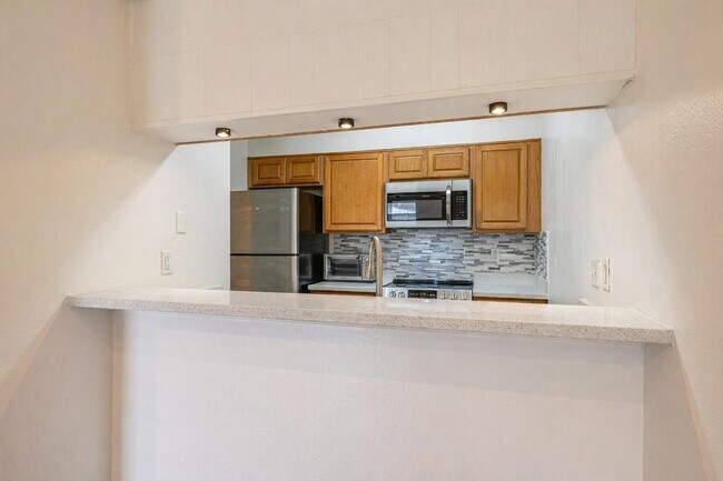 Building Photo - 7069 N Holiday Dr