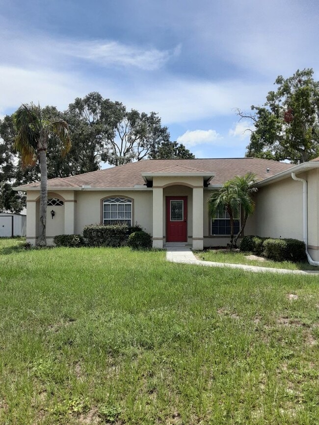 Building Photo - 3 Bedroom Home Close to Everything!