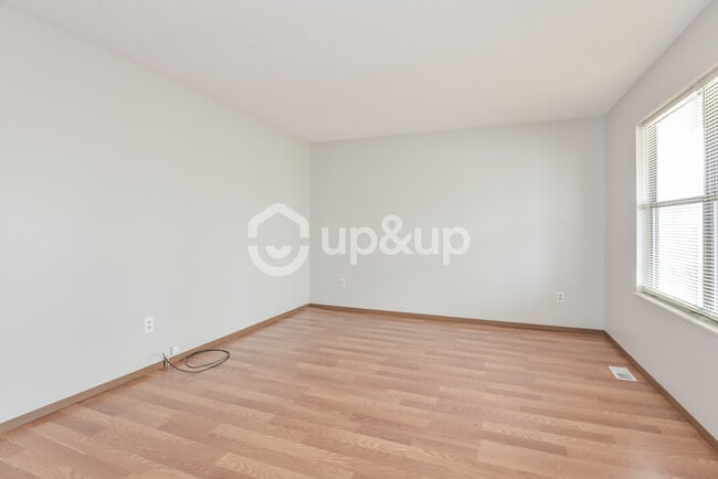 Building Photo - Fantastic 3bd/2ba home! Coming soon!