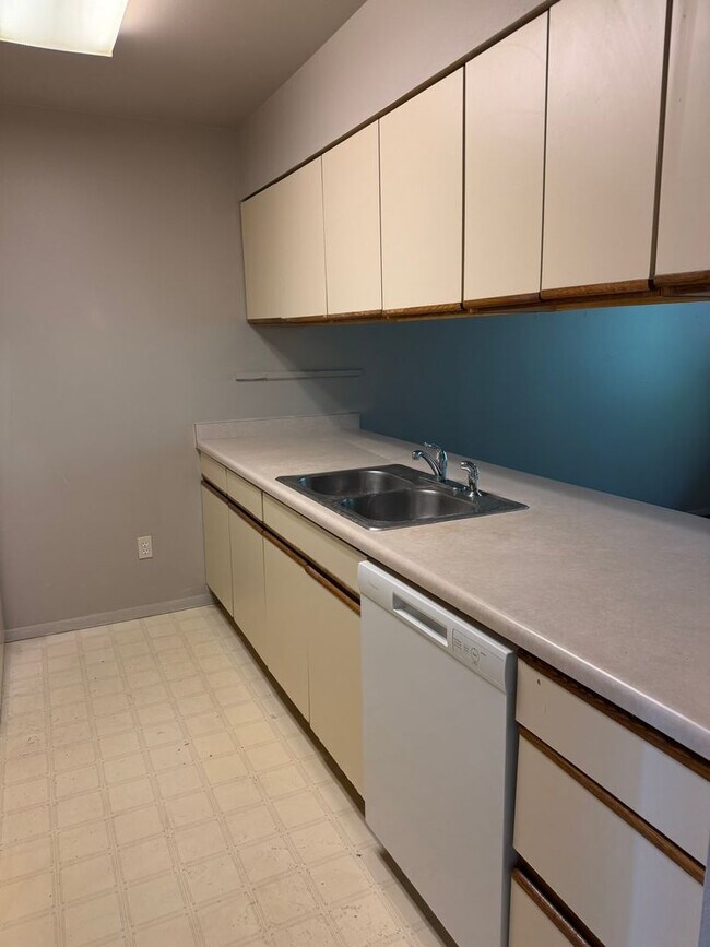 Building Photo - 812 W Cedar Ct