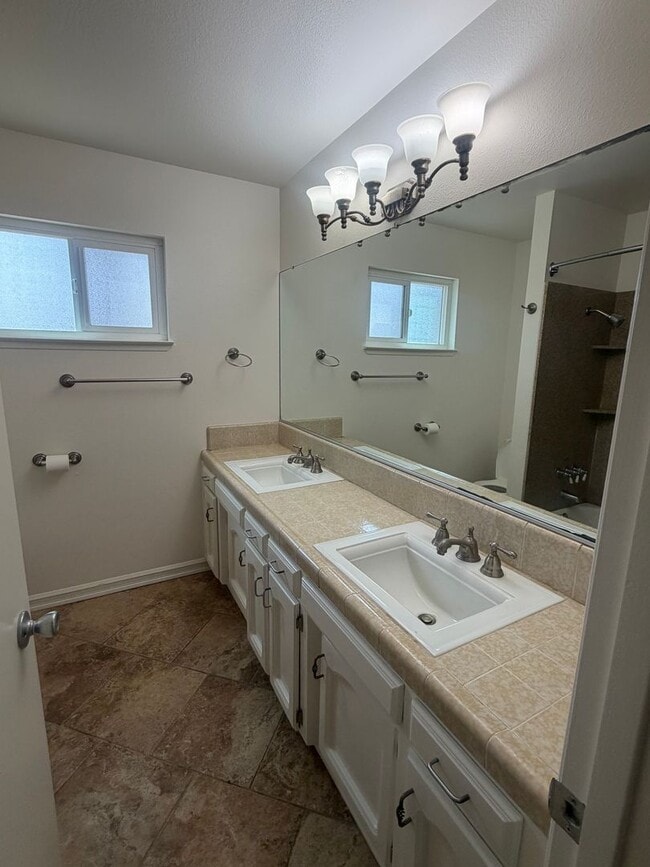 Building Photo - Charming 3 bedroom 2 bathroom home located in Hanford